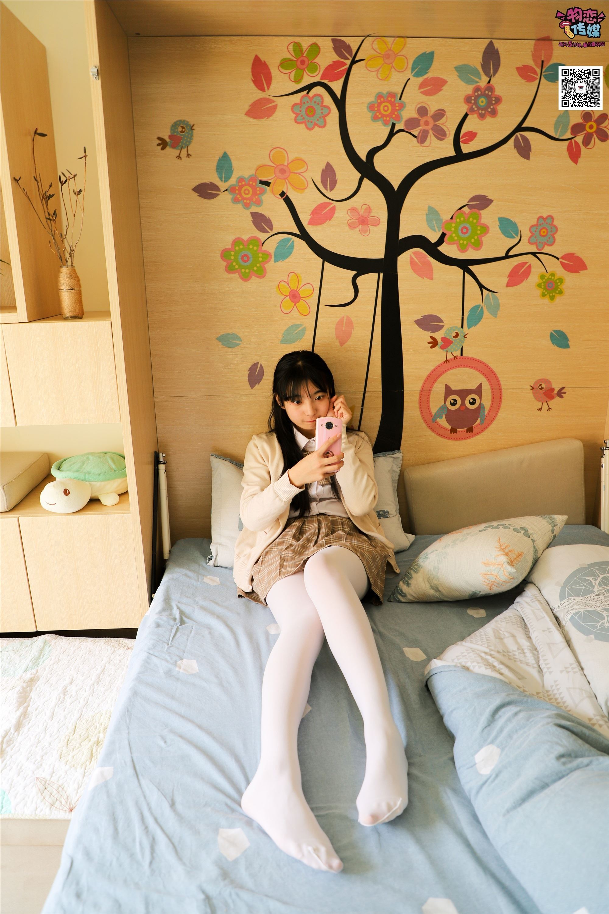 物恋传媒 No.005 JK制服高中小姐姐，棉袜加丝袜